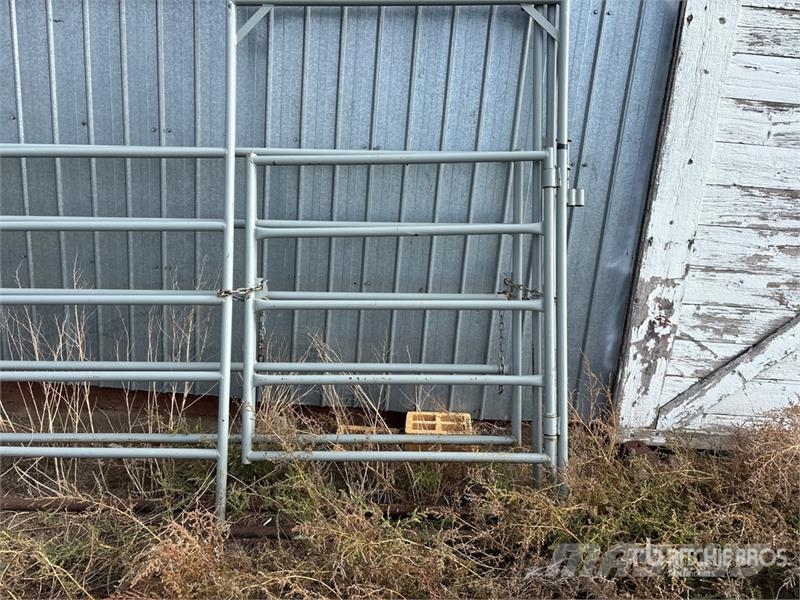  Quantity of (2) Livestock Gate ماكينات وملحقات مواش أخرى