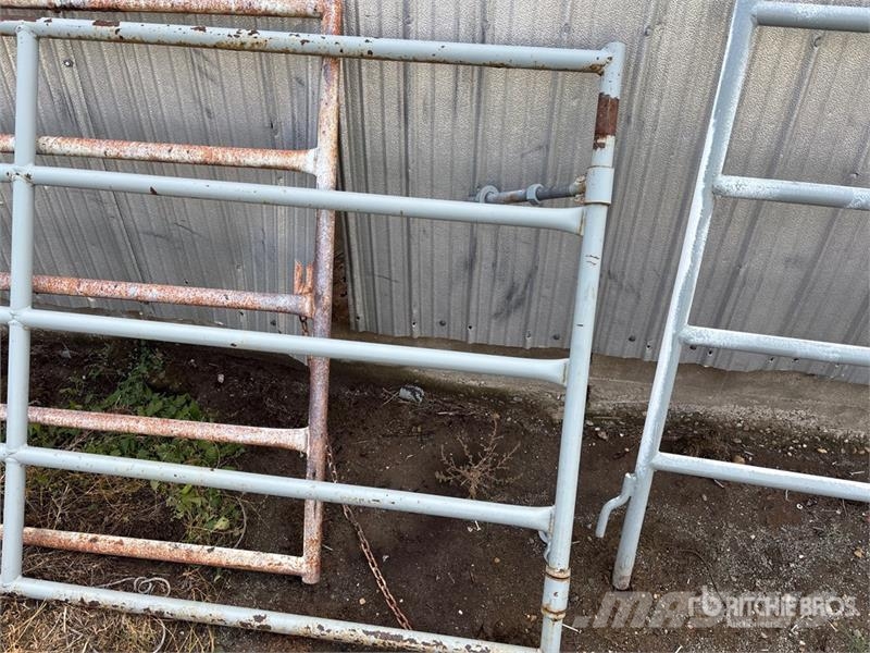  Quantity of (2) Livestock Gate ماكينات وملحقات مواش أخرى