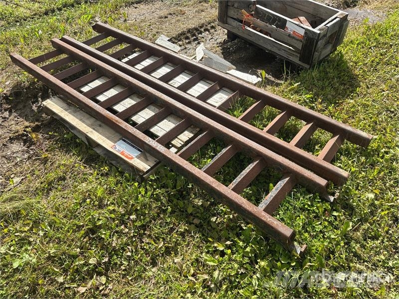  Quantity of (2) Loading Ramps Компоненты строительной техники