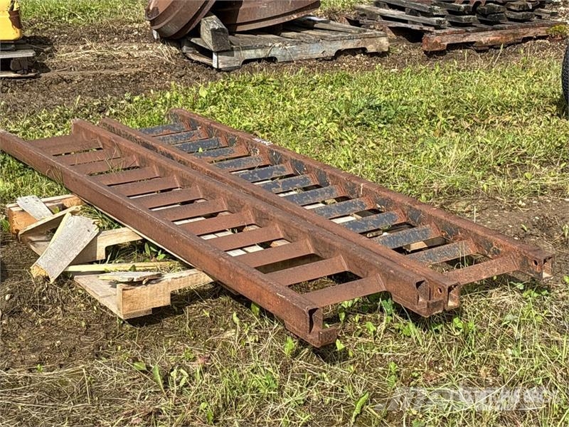  Quantity of (2) Loading Ramps Компоненты строительной техники