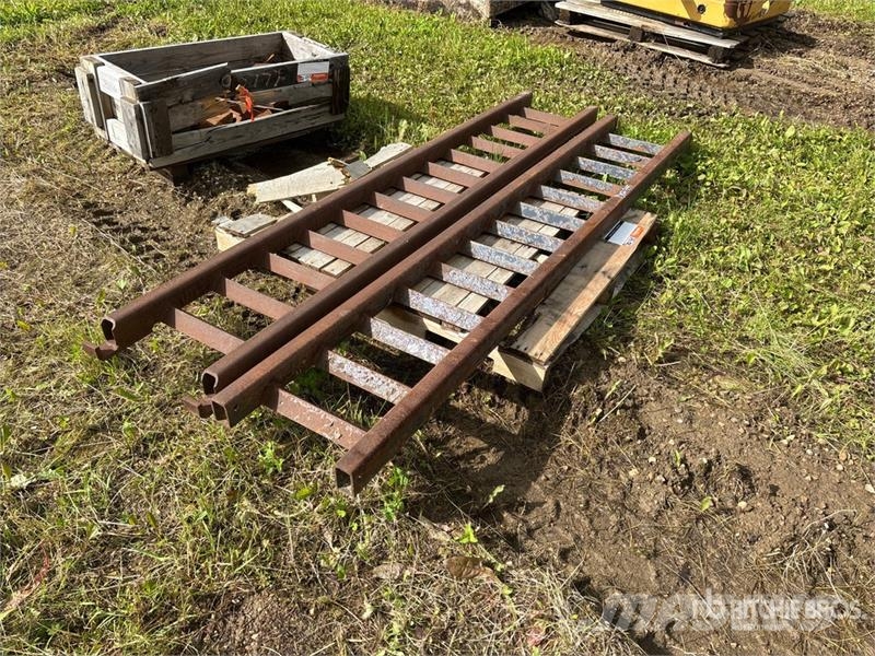  Quantity of (2) Loading Ramps Компоненты строительной техники
