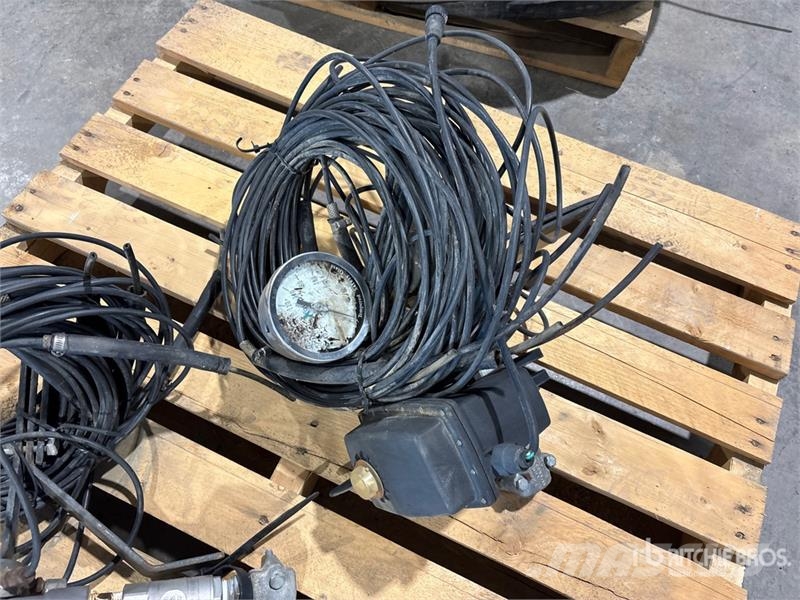 Quantity of (2) Maxquip/Continental 16 Port Distri Kiti naudoti statybos komponentai