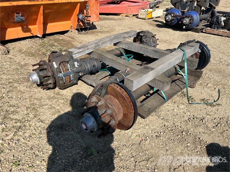  Quantity of (2)  Meritor ADB Trailer Axle Assembly Drugi deli