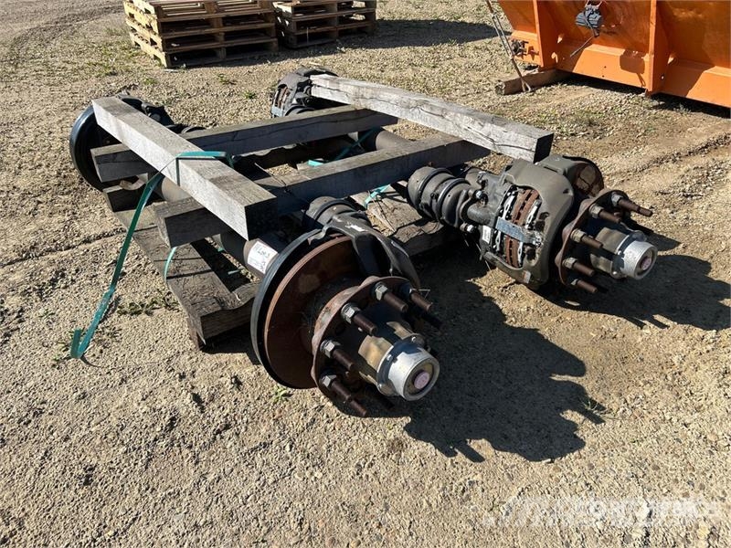  Quantity of (2)  Meritor ADB Trailer Axle Assembly Drugi deli
