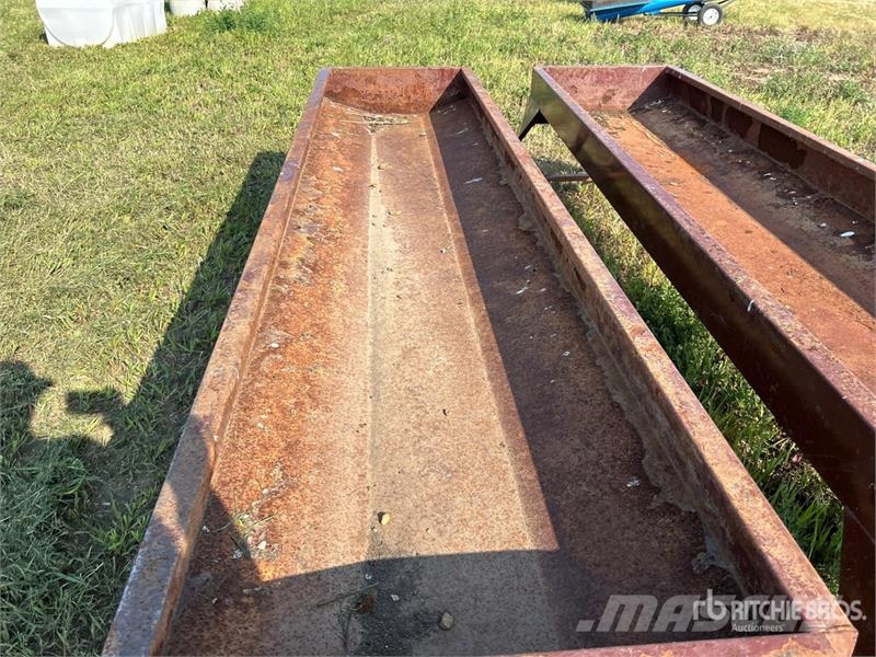 Quantity of (2) Metal Livestock Feeder Hranire animale