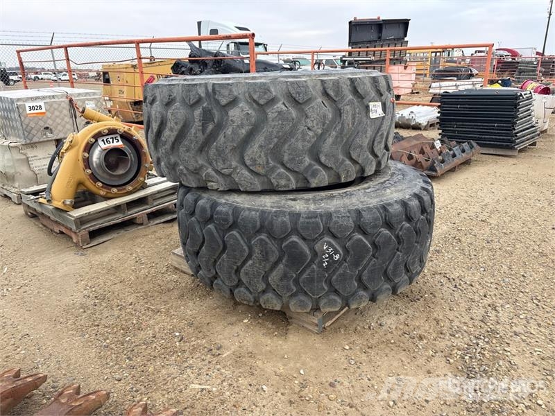 Quantity of (2) Michelin 23.5R25 Tires الإطارات والعجلات والحافات