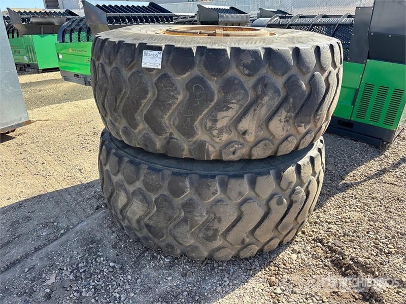 Quantity of (2) Michelin 23.5x25 Tires Gume, točkovi i felne