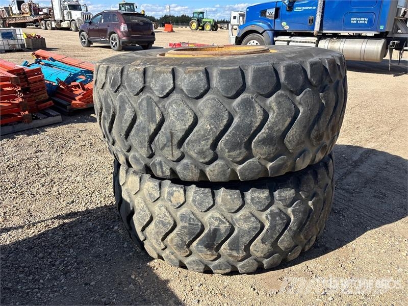 Quantity of (2) Michelin 23.5x25 Tires Gume, točkovi i felne