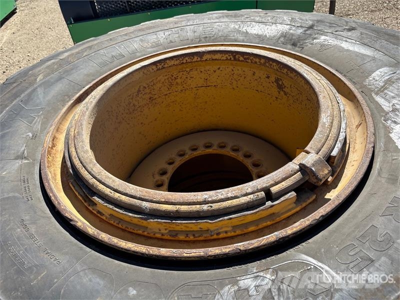 Quantity of (2) Michelin 23.5x25 Tires Gume, točkovi i felne