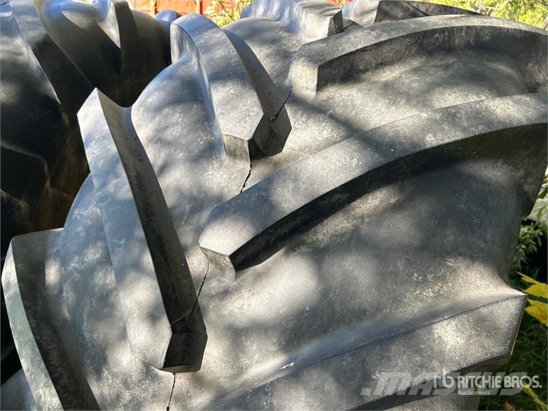 Quantity of (2) Michelin 900/60R32 Tires Gume, kotači i naplatci