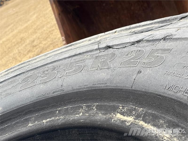 Quantity of (2) Michelin 23.5R25 Tires الإطارات والعجلات والحافات