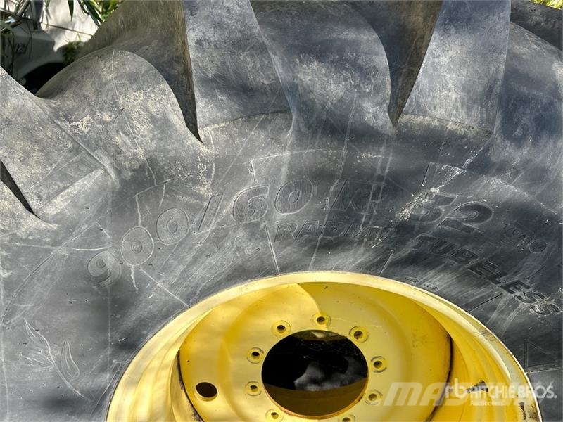 Quantity of (2) Michelin 900/60R32 Tires Gume, kotači i naplatci