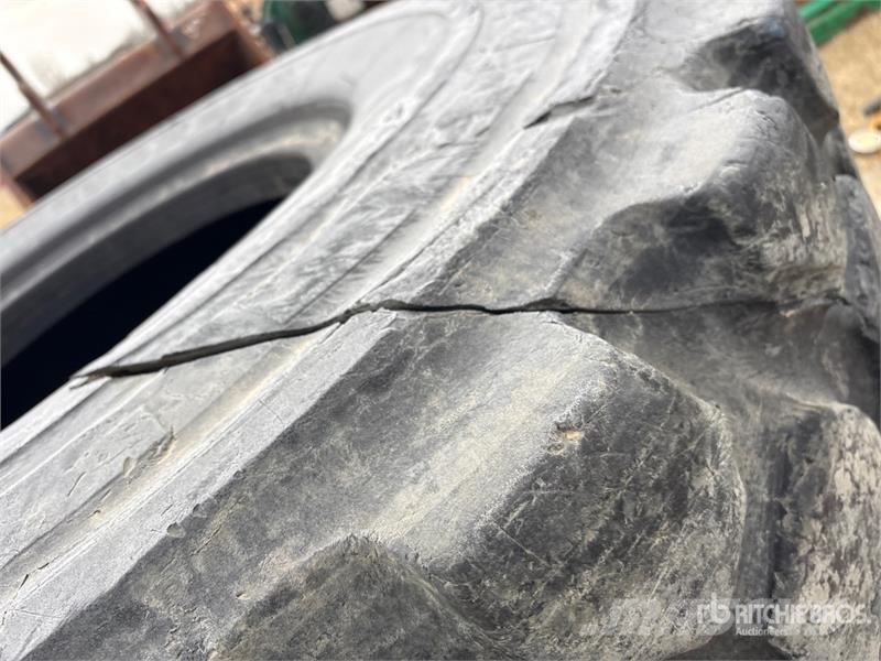 Quantity of (2) Michelin 23.5R25 Tires الإطارات والعجلات والحافات