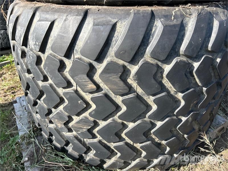 Quantity of (2) Michelin 710/45R22.5 Tires Opony, koła i felgi