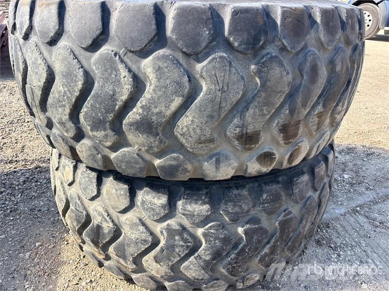 Quantity of (2) Michelin 23.5x25 Tires Gume, točkovi i felne