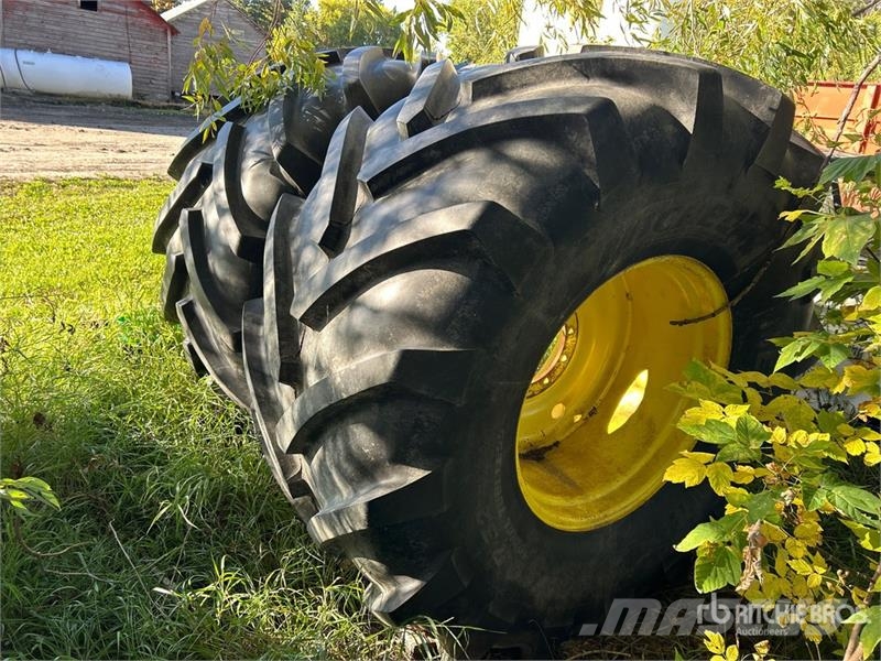 Quantity of (2) Michelin 900/60R32 Tires Gume, kotači i naplatci