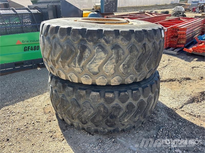 Quantity of (2) Michelin 23.5x25 Tires Gume, točkovi i felne