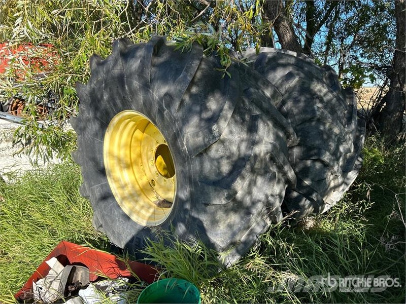 Quantity of (2) Michelin 900/60R32 Tires Gume, kotači i naplatci