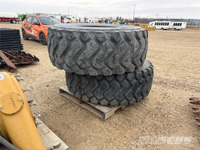 Quantity of (2) Michelin 23.5R25 Tires الإطارات والعجلات والحافات
