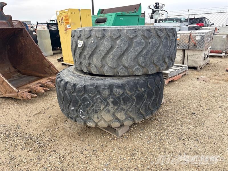 Quantity of (2) Michelin 23.5R25 Tires الإطارات والعجلات والحافات