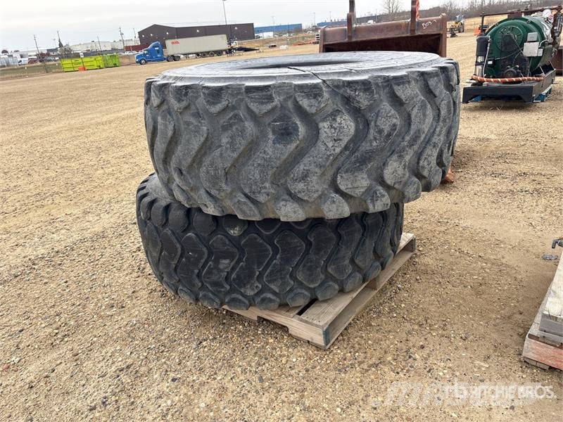 Quantity of (2) Michelin 23.5R25 Tires الإطارات والعجلات والحافات