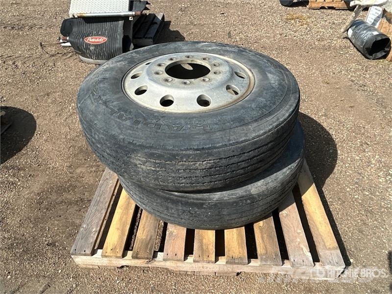Quantity of (2) Michelin 11R24.5 Tires Tyres, wheels and rims