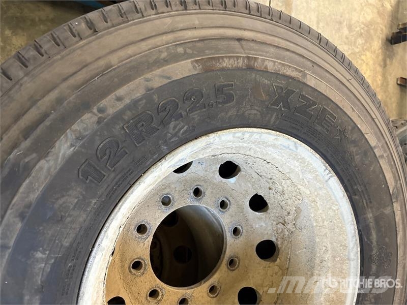 Quantity of (2) Michelin XZE 11R22.5 Tires Tyres, wheels and rims