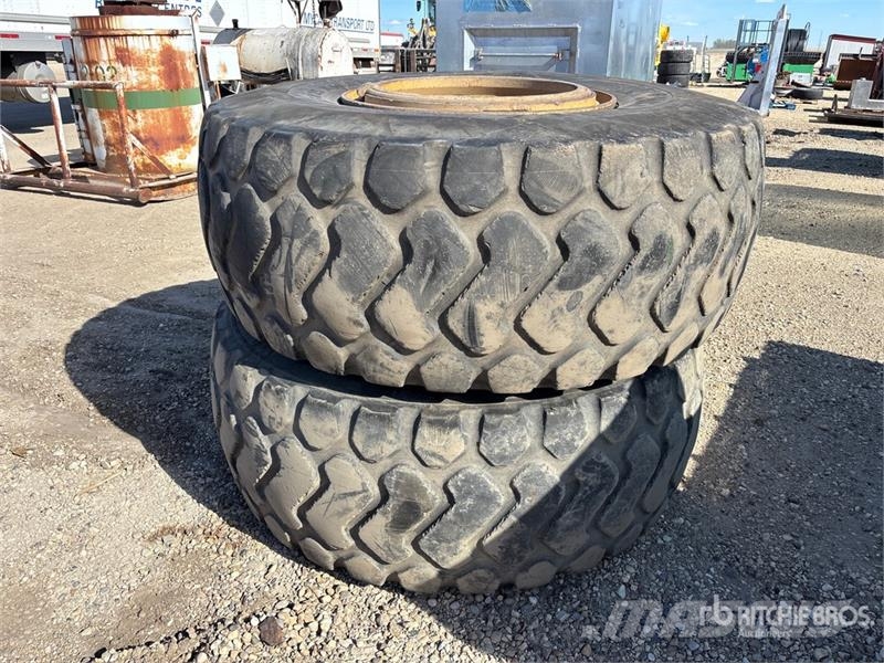 Quantity of (2) Michelin 23.5x25 Tires Gume, točkovi i felne