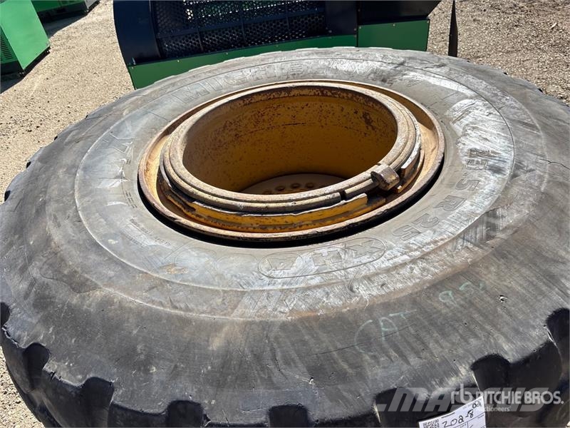 Quantity of (2) Michelin 23.5x25 Tires Gume, točkovi i felne