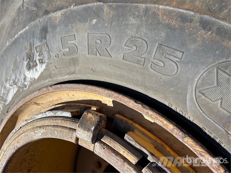 Quantity of (2) Michelin 23.5x25 Tires Gume, točkovi i felne