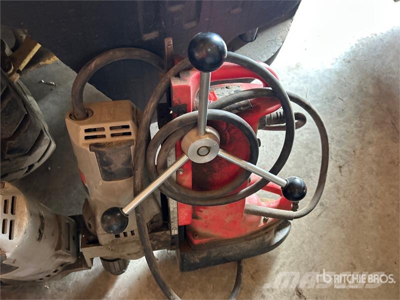 Quantity of (2) Milwaukee Magnetic Electric Drill Andre komponenter