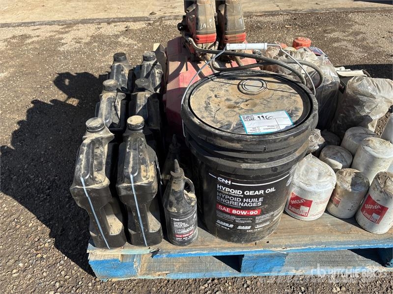  Quantity of (2) Milwaukee Cordless Grease Gun Kiti naudoti statybos komponentai