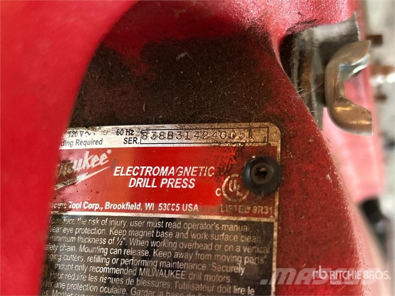 Quantity of (2) Milwaukee Magnetic Electric Drill Andre komponenter