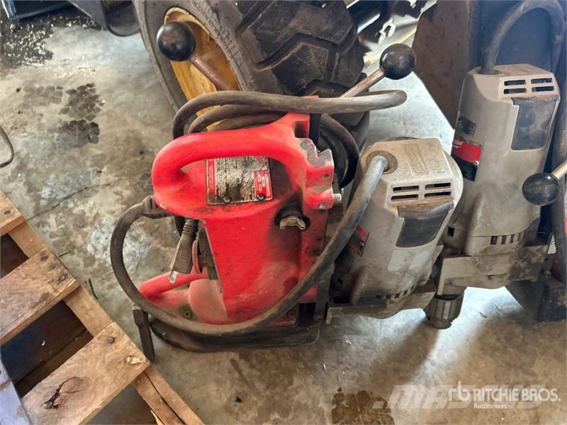 Quantity of (2) Milwaukee Magnetic Electric Drill Andre komponenter