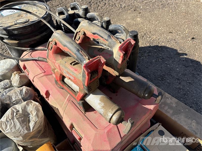  Quantity of (2) Milwaukee Cordless Grease Gun Kiti naudoti statybos komponentai