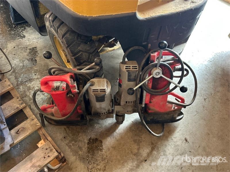 Quantity of (2) Milwaukee Magnetic Electric Drill Andre komponenter