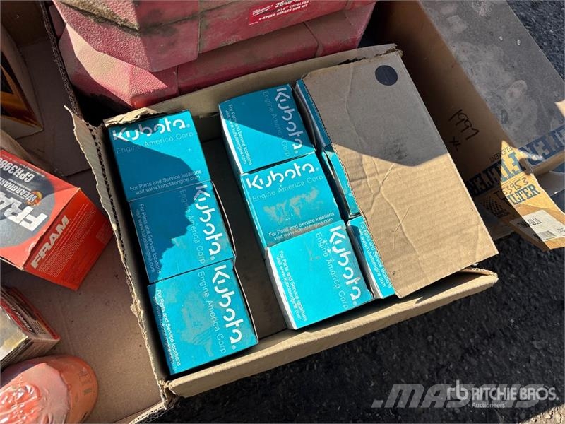  Quantity of (2) Milwaukee Cordless Grease Gun Kiti naudoti statybos komponentai