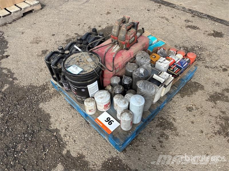  Quantity of (2) Milwaukee Cordless Grease Gun Kiti naudoti statybos komponentai