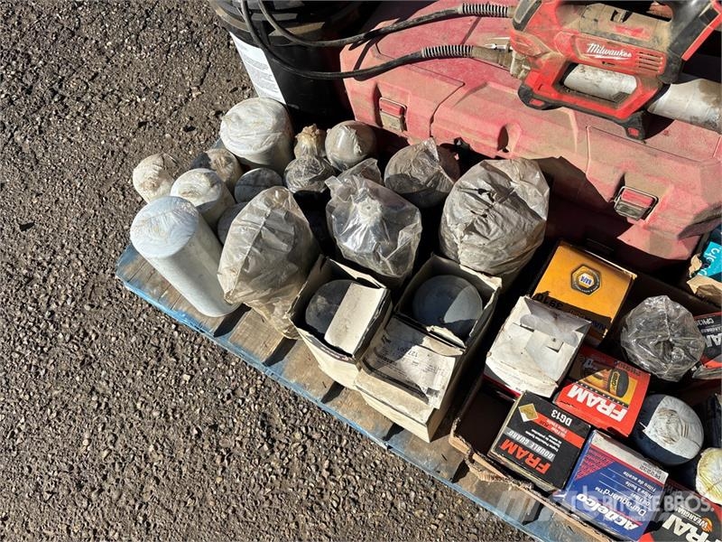  Quantity of (2) Milwaukee Cordless Grease Gun Kiti naudoti statybos komponentai