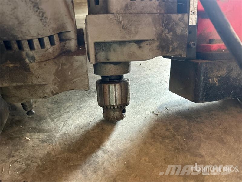 Quantity of (2) Milwaukee Magnetic Electric Drill Andre komponenter