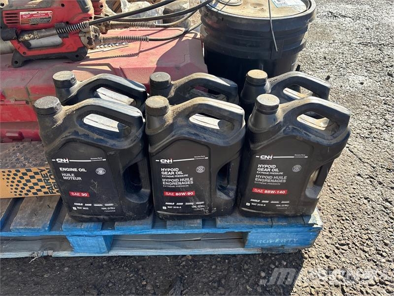  Quantity of (2) Milwaukee Cordless Grease Gun Kiti naudoti statybos komponentai