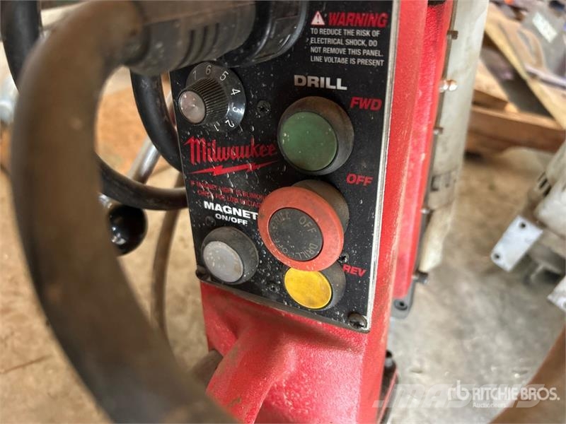 Quantity of (2) Milwaukee Magnetic Electric Drill Andre komponenter