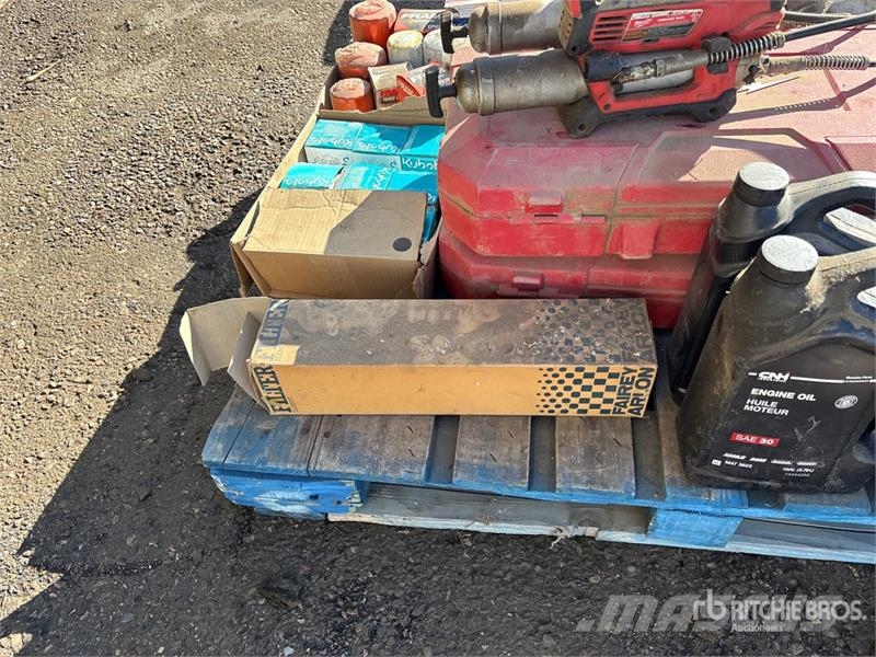  Quantity of (2) Milwaukee Cordless Grease Gun Kiti naudoti statybos komponentai