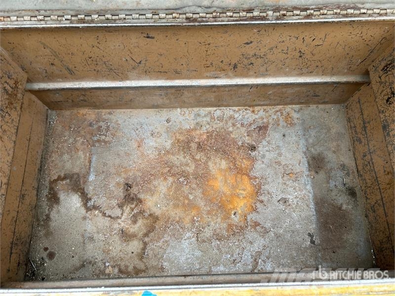  Quantity of (2) Miscellaneous Job Site Box Drugi deli