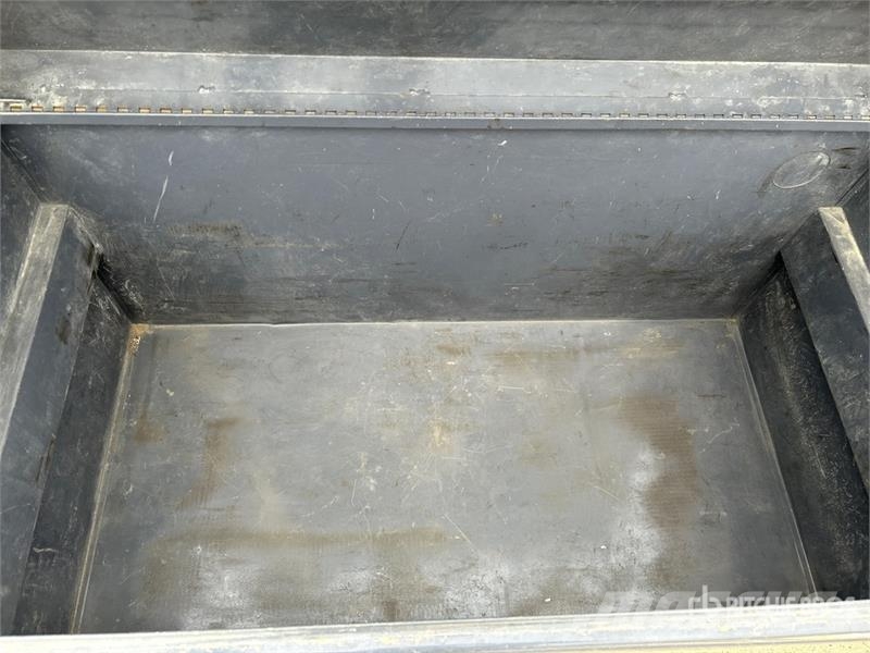 Quantity of (2) Miscellaneous Job Site Box مكونات أخرى