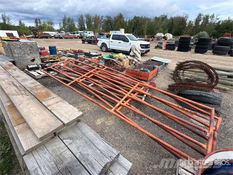  Quantity of (2) Miscellaneous Steel Tubular Panel  Karja-aidat