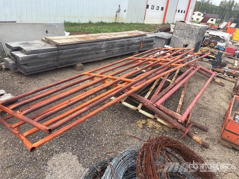  Quantity of (2) Miscellaneous Steel Tubular Panel  Karja-aidat