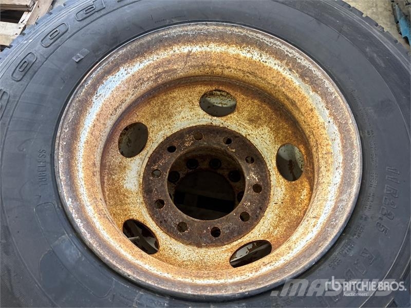Quantity of (2) Mixed 11R22.5 Tires Opony, koła i felgi