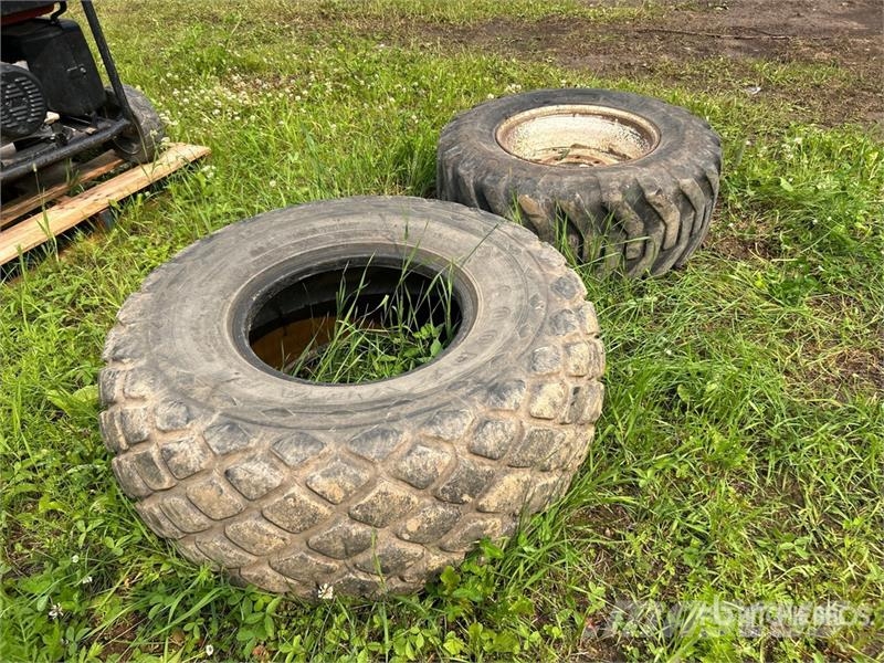 Quantity of (2) Mixed Tires Opony, koła i felgi