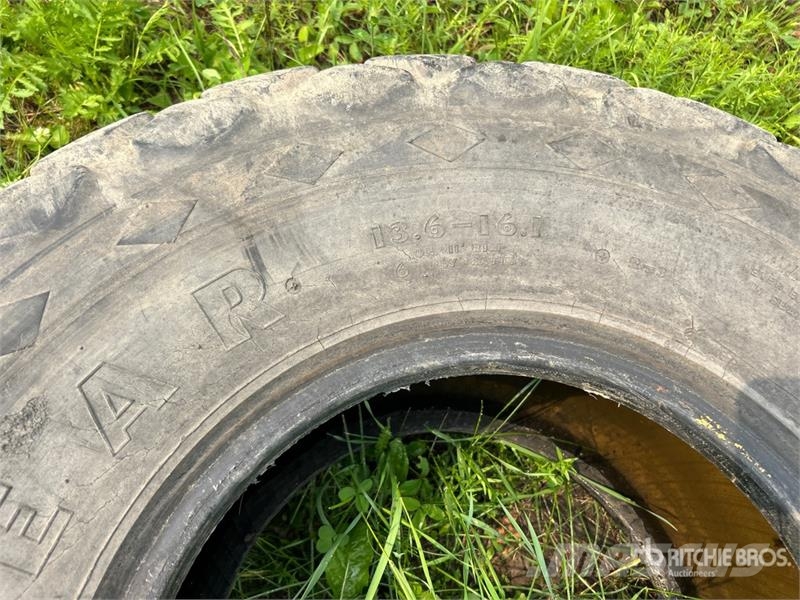 Quantity of (2) Mixed Tires Opony, koła i felgi